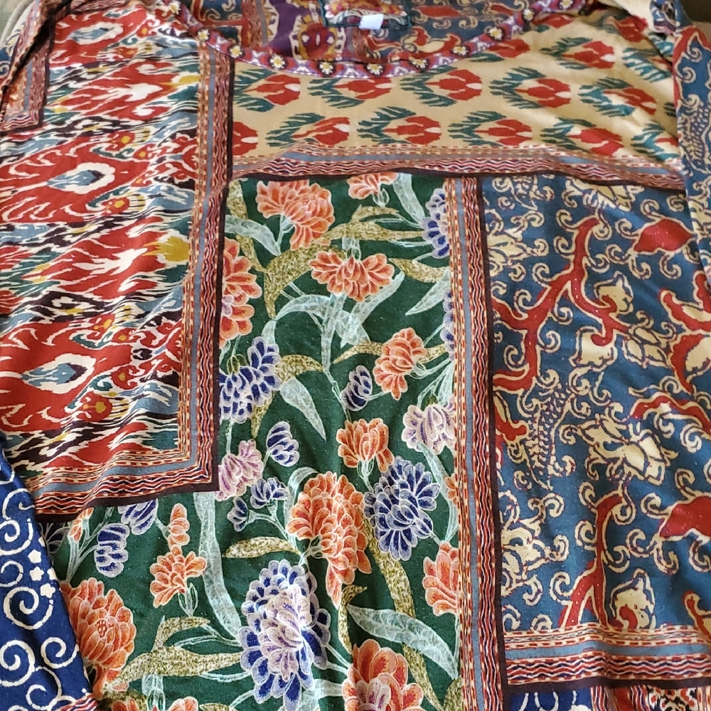 Colorful Floral and Geometric Patterned Fabric Long Sleeve Shirt.ĺ